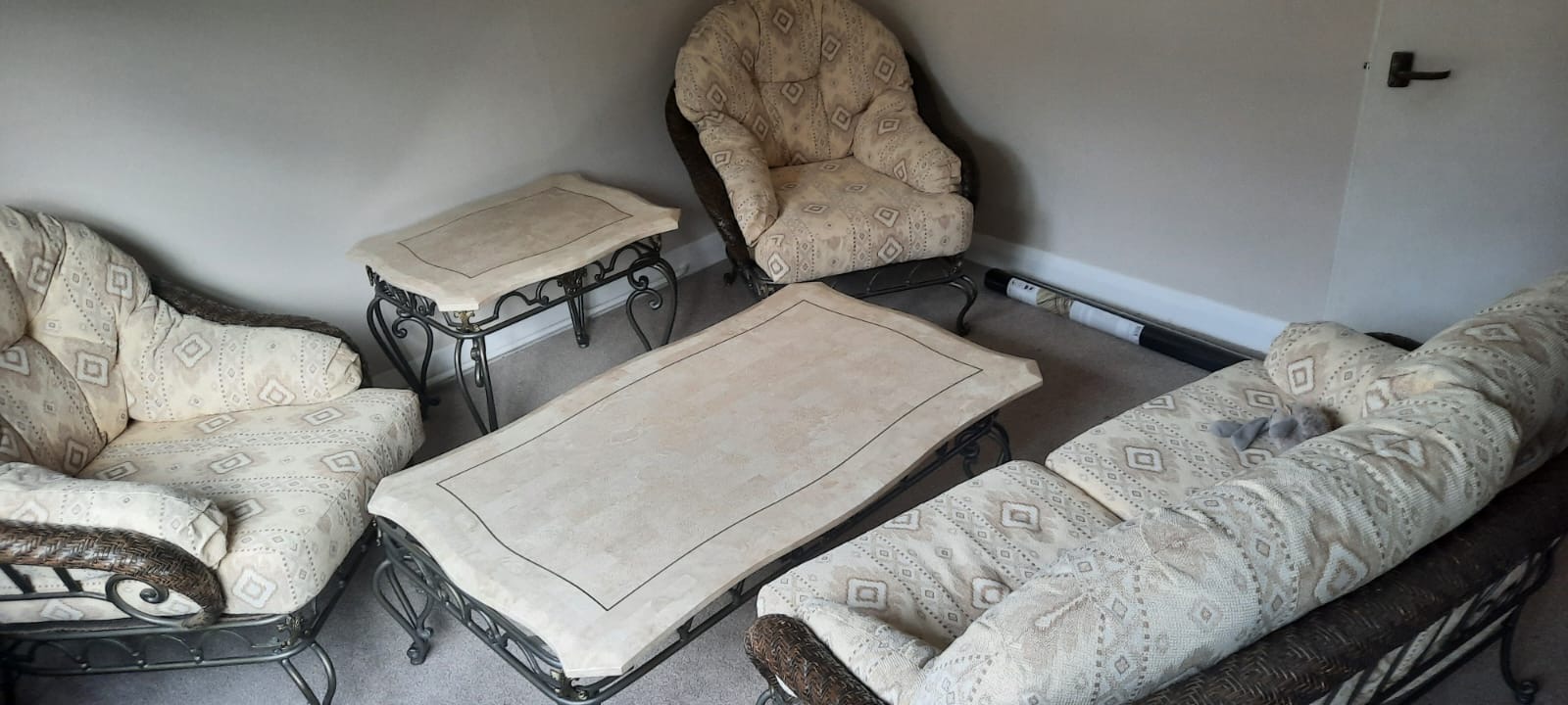 Kas  nuotraukoje +mažas staliukas Kretinga-Kaunas